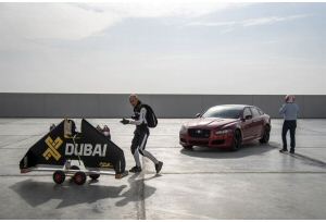 Jaguar XJR vs The Jetman Dubai Yves Rossy: sfida nel deserto